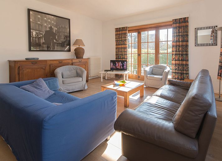 Gezellige woonkamer in Appartement Jong & Blij 2 op de begane grond met tuin in De Haan, Belgische kust. Comfortabel verblijf aan zee.