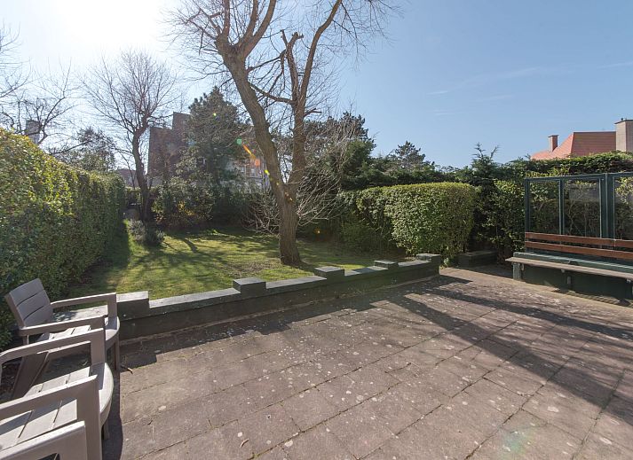 Gezellige woonkamer in Appartement Jong & Blij 2 op de begane grond met tuin in De Haan, Belgische kust. Comfortabel verblijf aan zee.
