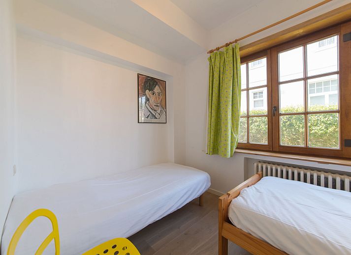 Gezellige woonkamer in Appartement Jong & Blij 2 op de begane grond met tuin in De Haan, Belgische kust. Comfortabel verblijf aan zee.