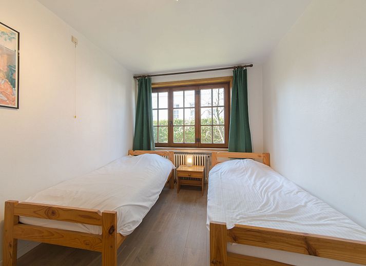 Ruime tuin van Appartement Jong & Blij 2 op de begane grond in De Haan, Belgische kust, ideaal voor ontspanning en genieten van de natuur.
