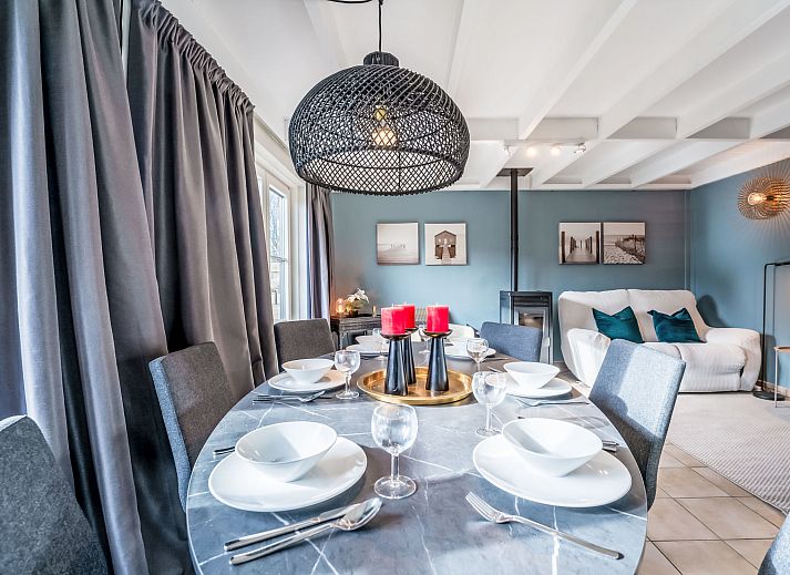 Gemuetliches Wohnzimmer im Ferienhaus Beluga mit Blick auf den Garten, gelegen in De Haan an der belgischen Kueste.