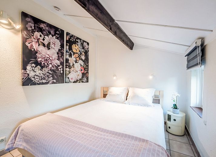 Gemuetliches Wohnzimmer im Ferienhaus Beluga mit Blick auf den Garten, gelegen in De Haan an der belgischen Kueste.