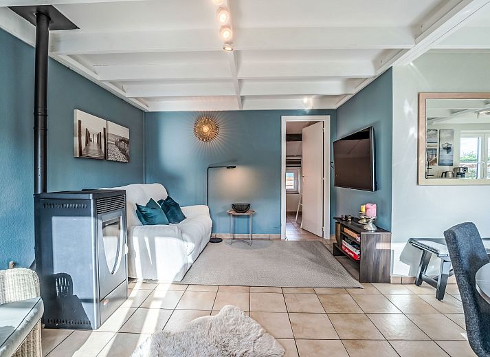 Gemuetliches Esszimmer im Ferienhaus Beluga in De Haan, belgische Kueste. Elegant gedeckter Tisch und gemuetliche Sitzecke im attraktiven Ferienhaus.