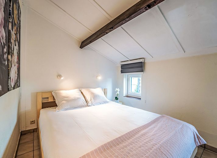 Gemuetliches Esszimmer im Ferienhaus Beluga in De Haan, belgische Kueste. Elegant gedeckter Tisch und gemuetliche Sitzecke im attraktiven Ferienhaus.