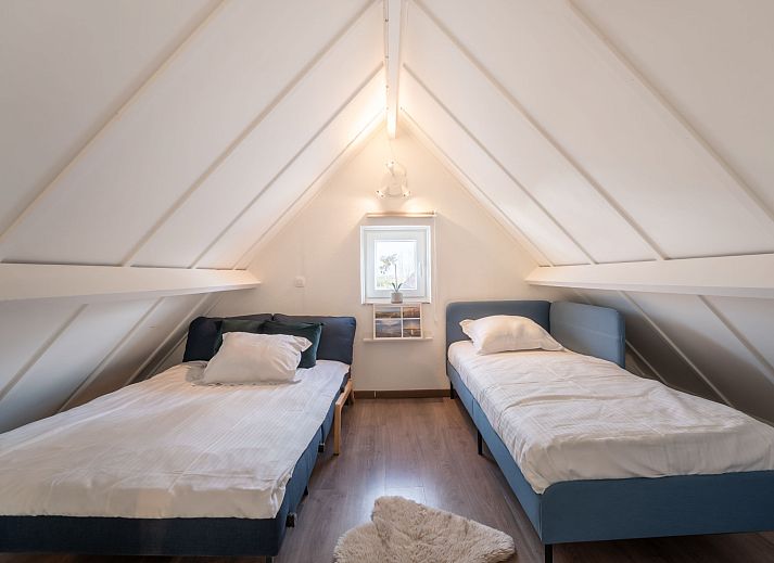 Gemuetliches Esszimmer im Ferienhaus Beluga in De Haan, belgische Kueste. Elegant gedeckter Tisch und gemuetliche Sitzecke im attraktiven Ferienhaus.