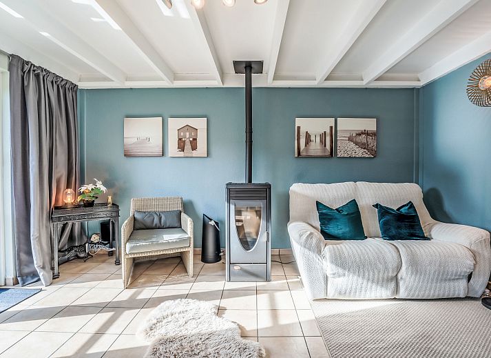 Gemuetliches Esszimmer im Ferienhaus Beluga in De Haan, belgische Kueste. Elegant gedeckter Tisch und gemuetliche Sitzecke im attraktiven Ferienhaus.