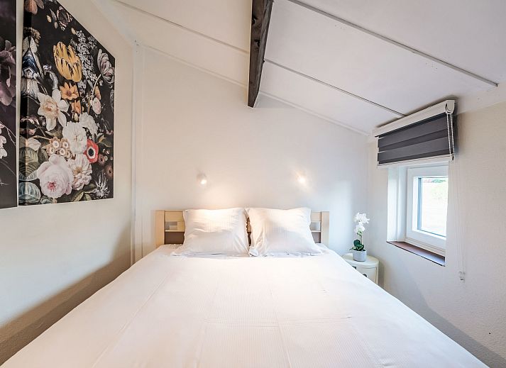 Gemuetliches Schlafzimmer im Ferienhaus Beluga mit Kunst an der Wand, gelegen in De Haan an der belgischen Kueste.