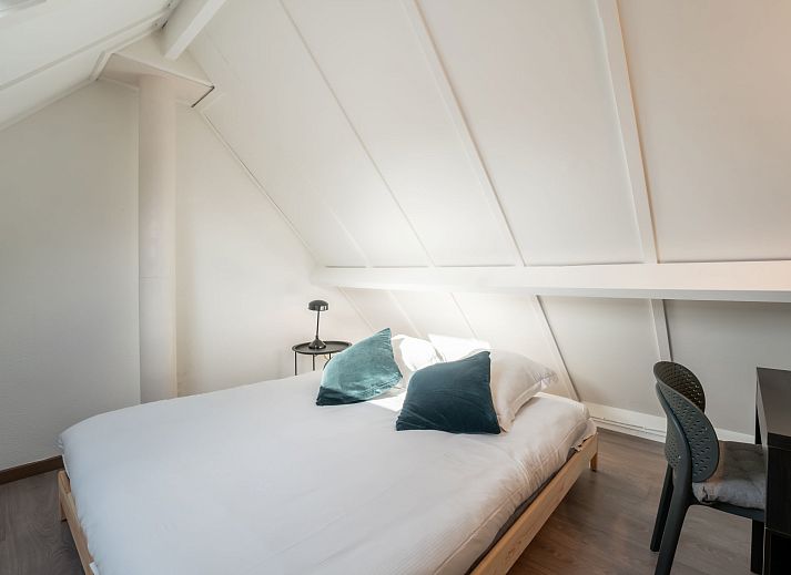 Gemuetliches Schlafzimmer im Ferienhaus Beluga mit Kunst an der Wand, gelegen in De Haan an der belgischen Kueste.