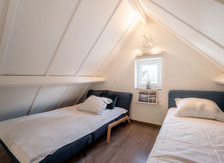 Gemuetliches Schlafzimmer im Ferienhaus Beluga mit Kunst an der Wand, gelegen in De Haan an der belgischen Kueste.