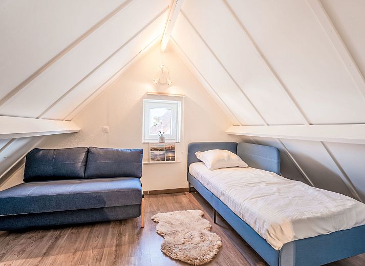 Gemuetliches Schlafzimmer im Ferienhaus Beluga mit Kunst an der Wand, gelegen in De Haan an der belgischen Kueste.