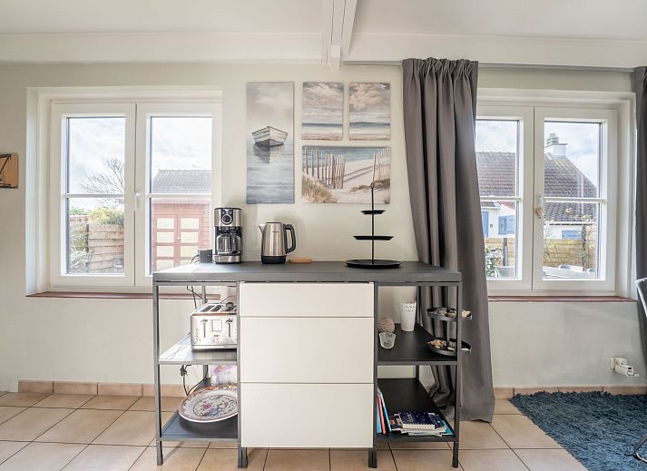 Gemuetliches Schlafzimmer im Ferienhaus Beluga mit Kunst an der Wand, gelegen in De Haan an der belgischen Kueste.
