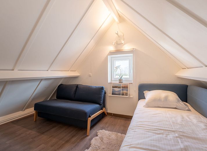 Modernes Badezimmer im Ferienhaus Beluga mit begehbarer Dusche, gelegen in De Haan an der belgischen Kueste, ideal fuer einen entspannten Aufenthalt.