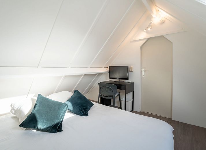 Modernes Badezimmer im Ferienhaus Beluga mit begehbarer Dusche, gelegen in De Haan an der belgischen Kueste, ideal fuer einen entspannten Aufenthalt.