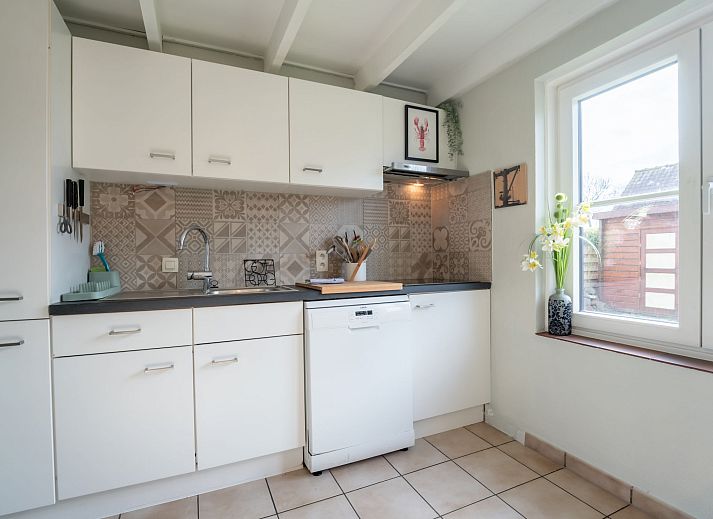 Modernes Badezimmer im Ferienhaus Beluga mit begehbarer Dusche, gelegen in De Haan an der belgischen Kueste, ideal fuer einen entspannten Aufenthalt.