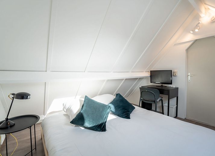 Modernes Badezimmer im Ferienhaus Beluga mit begehbarer Dusche, gelegen in De Haan an der belgischen Kueste, ideal fuer einen entspannten Aufenthalt.