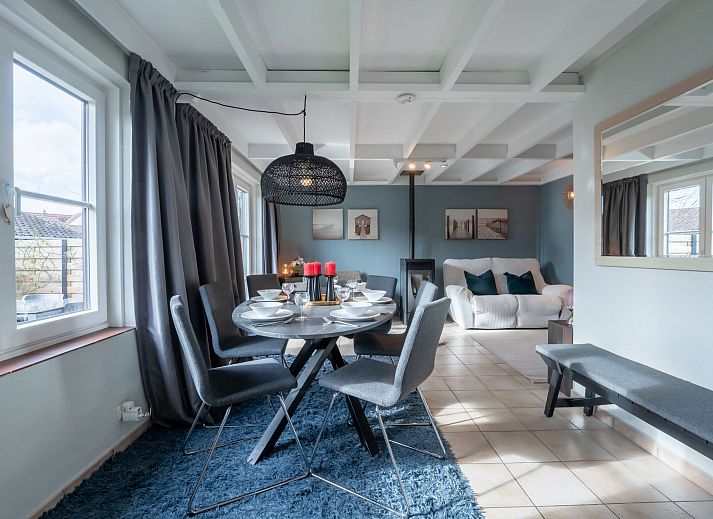 Modernes Badezimmer im Ferienhaus Beluga mit begehbarer Dusche, gelegen in De Haan an der belgischen Kueste, ideal fuer einen entspannten Aufenthalt.