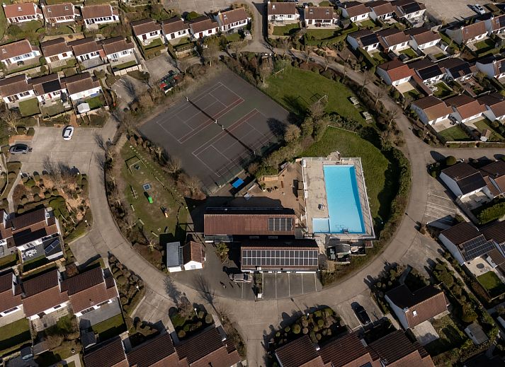 Geniessen Sie den Gemeinschaftspool im Ferienhaus Beluga in De Haan an der belgischen Kueste. Entspannung und Komfort in schoener Umgebung.