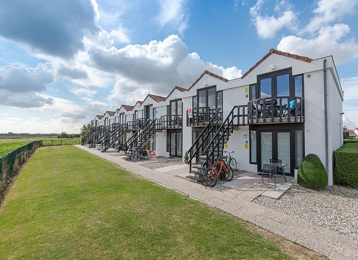Stijlvolle binnenruimte van Appartement La Bella Vita in De Haan, Belgische kust, met modern interieur en eetgedeelte.