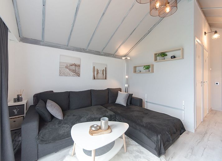 Stijlvolle binnenruimte van Appartement La Bella Vita in De Haan, Belgische kust, met modern interieur en eetgedeelte.