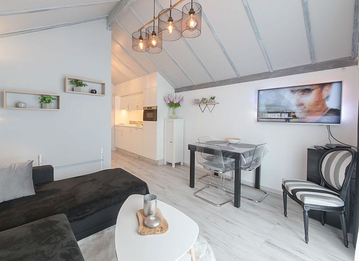 Stijlvolle binnenruimte van Appartement La Bella Vita in De Haan, Belgische kust, met modern interieur en eetgedeelte.