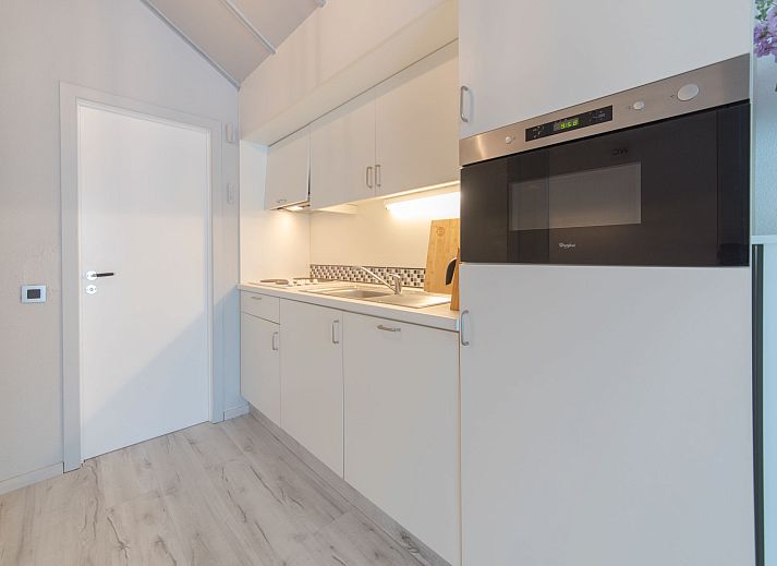 Stijlvolle binnenruimte van Appartement La Bella Vita in De Haan, Belgische kust, met modern interieur en eetgedeelte.