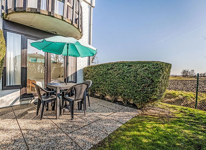 Cozy living room in Apartment Sirius with parking and shared pool, located in De Haan on the Belgian coast, ideal for relaxation.