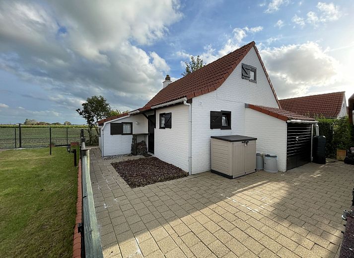 Gezellige keuken en eetruimte in Vakantiehuis V54 in De Haan, Belgische kust, ideaal vakantiehuis voor familiediners en ontspannen verblijf.