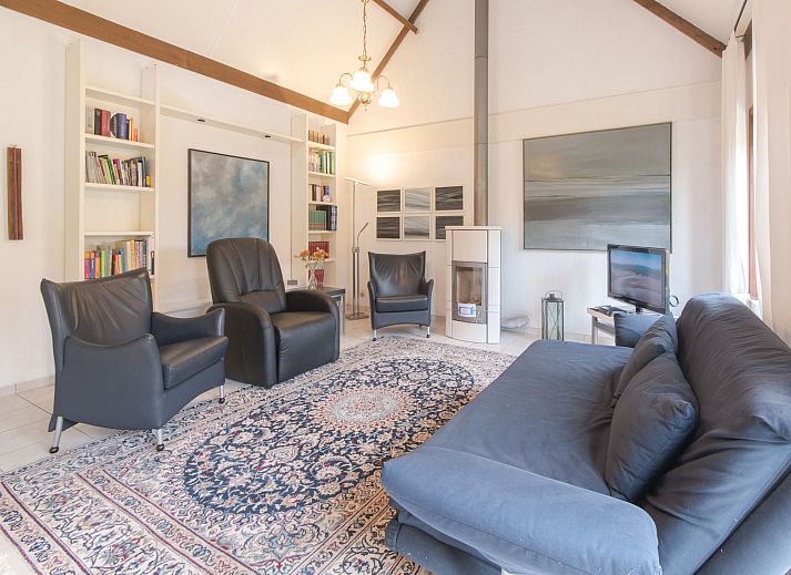 Gezellige keuken en eetruimte in Vakantiehuis V54 in De Haan, Belgische kust, ideaal vakantiehuis voor familiediners en ontspannen verblijf.