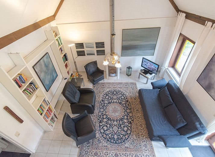 Gezellige keuken en eetruimte in Vakantiehuis V54 in De Haan, Belgische kust, ideaal vakantiehuis voor familiediners en ontspannen verblijf.