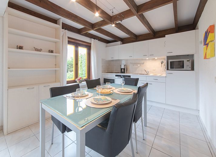 Gezellige keuken en eetruimte in Vakantiehuis V54 in De Haan, Belgische kust, ideaal vakantiehuis voor familiediners en ontspannen verblijf.