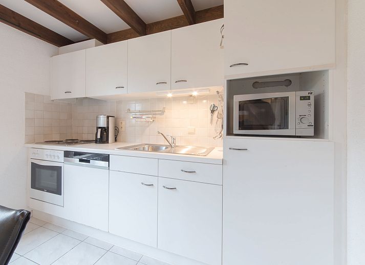 Gezellige keuken en eetruimte in Vakantiehuis V54 in De Haan, Belgische kust, ideaal vakantiehuis voor familiediners en ontspannen verblijf.