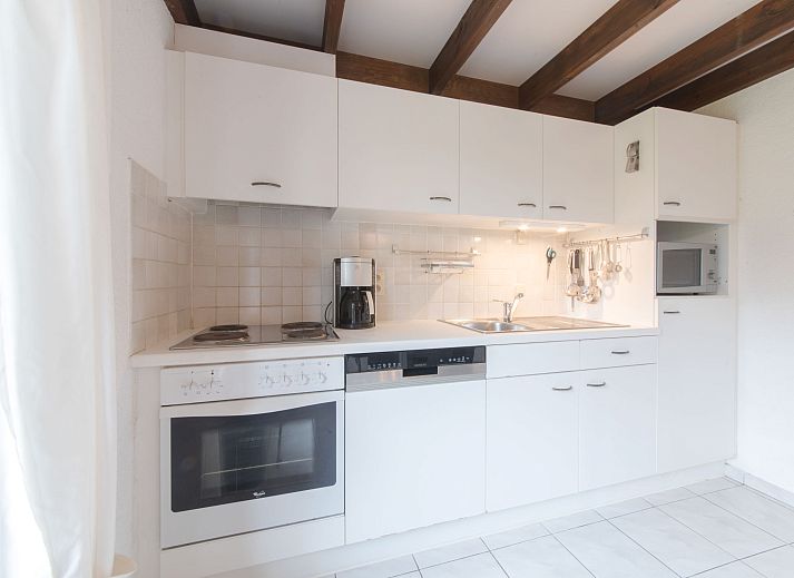 Gezellige slaapkamer in Vakantiehuis V54 in De Haan aan de Belgische kust, met comfortabele bedden en sfeervolle decoratie.