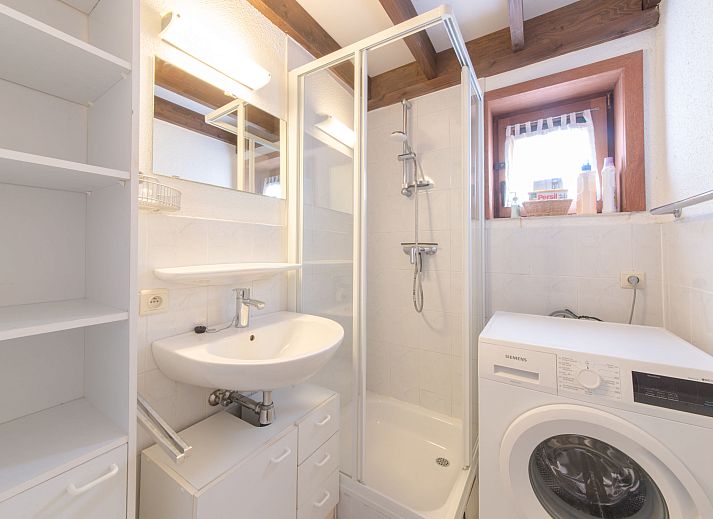 Gezellige slaapkamer in Vakantiehuis V54 in De Haan aan de Belgische kust, met comfortabele bedden en sfeervolle decoratie.