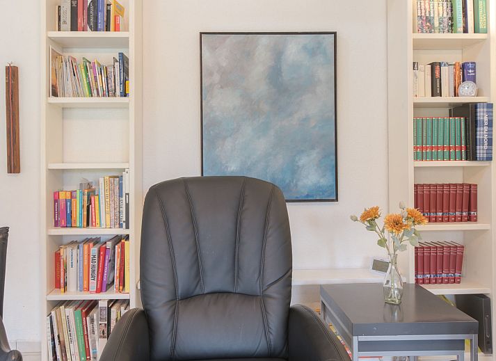 Gezellige slaapkamer in Vakantiehuis V54 in De Haan aan de Belgische kust, met comfortabele bedden en sfeervolle decoratie.