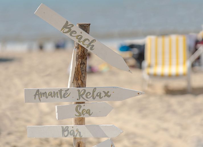 Gezellige slaapkamer in Vakantiehuis V54 in De Haan aan de Belgische kust, met comfortabele bedden en sfeervolle decoratie.