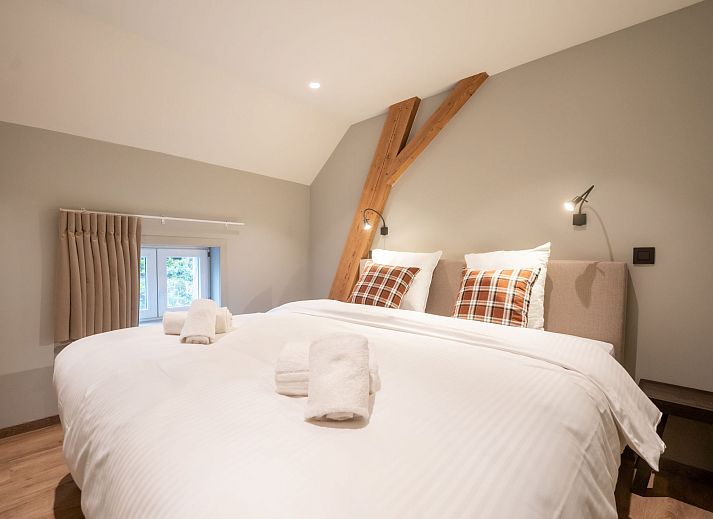 Gezellige woonkamer in Vakantiehuis Huyze Ter Bercken in De Haan, Belgische kust, met moderne inrichting en uitzicht op de tuin.