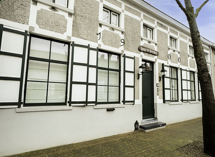 Gezellige eetkamer van Vakantiehuis Huyze Ter Bercken in De Haan aan de Belgische kust, perfect voor familiediners.