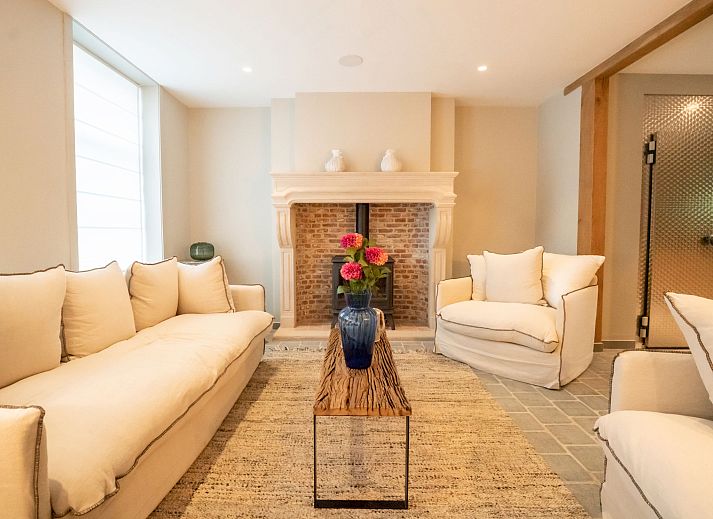 Gezellige eetkamer van Vakantiehuis Huyze Ter Bercken in De Haan aan de Belgische kust, perfect voor familiediners.