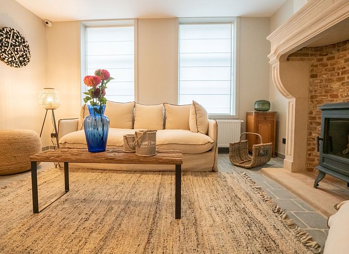 Gezellige eetkamer van Vakantiehuis Huyze Ter Bercken in De Haan aan de Belgische kust, perfect voor familiediners.