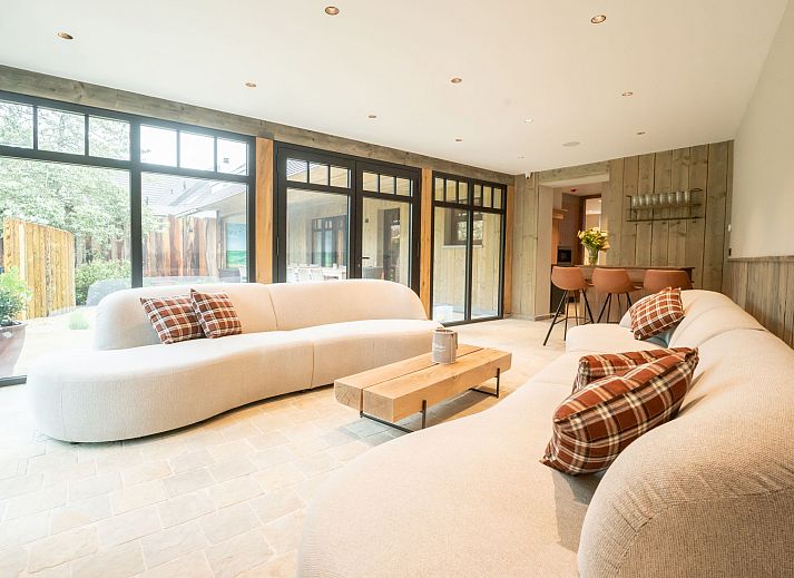 Gezellige slaapkamer in Vakantiehuis Huyze Ter Bercken, De Haan, Belgische kust. Comfortabele bedden en rustieke elementen voor een ontspannen verblijf.