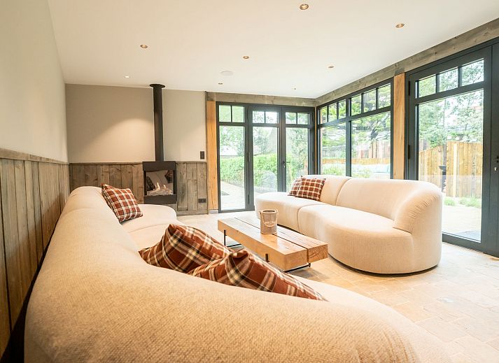 Gezellige slaapkamer in Vakantiehuis Huyze Ter Bercken, De Haan, Belgische kust. Comfortabele bedden en rustieke elementen voor een ontspannen verblijf.