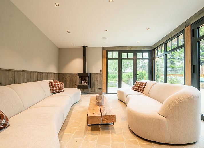 Gezellige slaapkamer in Vakantiehuis Huyze Ter Bercken, De Haan, Belgische kust. Comfortabele bedden en rustieke elementen voor een ontspannen verblijf.