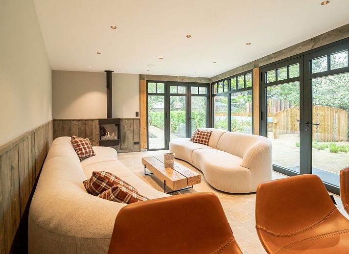 Gezellige slaapkamer in Vakantiehuis Huyze Ter Bercken, De Haan, Belgische kust. Comfortabele bedden en rustieke elementen voor een ontspannen verblijf.