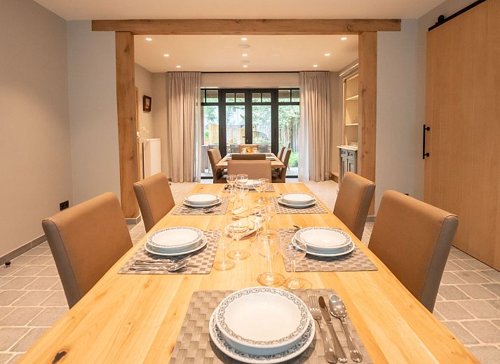 Gezellige slaapkamer in Vakantiehuis Huyze Ter Bercken, De Haan, Belgische kust. Comfortabele bedden en rustieke elementen voor een ontspannen verblijf.