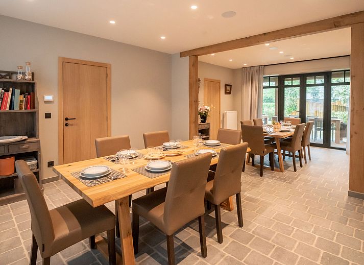 Vakantiehuis Huyze Ter Bercken in De Haan, Belgische kust, met prachtige tuin en zwemvijver, ideaal voor een ontspannen verblijf.