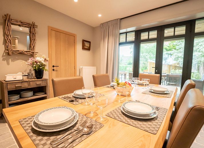 Vakantiehuis Huyze Ter Bercken in De Haan, Belgische kust, met prachtige tuin en zwemvijver, ideaal voor een ontspannen verblijf.