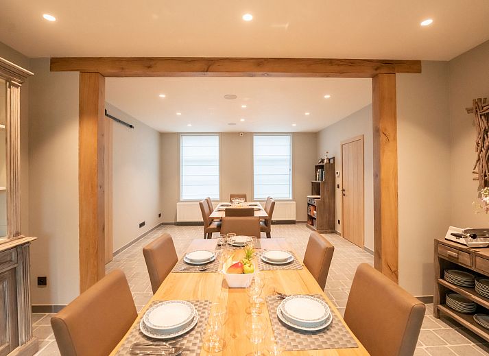 Vakantiehuis Huyze Ter Bercken in De Haan, Belgische kust, met prachtige tuin en zwemvijver, ideaal voor een ontspannen verblijf.