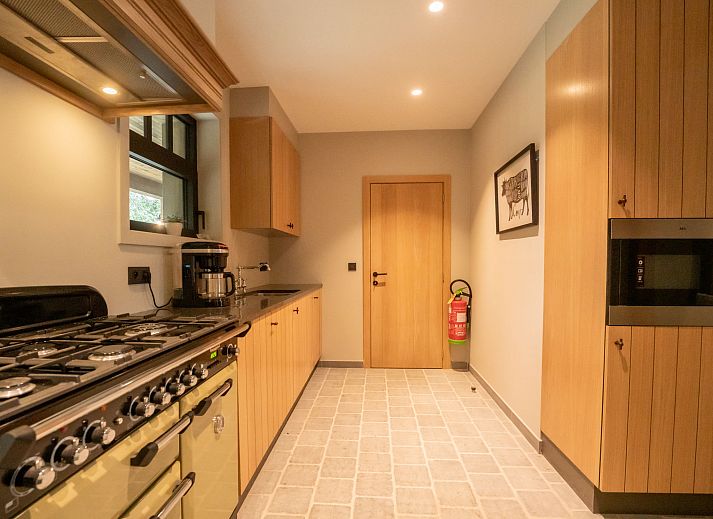 Vakantiehuis Huyze Ter Bercken in De Haan, Belgische kust, met prachtige tuin en zwemvijver, ideaal voor een ontspannen verblijf.