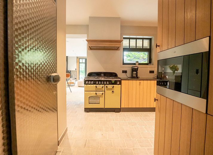 Moderne badkamer in Vakantiehuis Huyze Ter Bercken, De Haan, Belgische kust. Stijlvol sanitair voor een comfortabel verblijf.