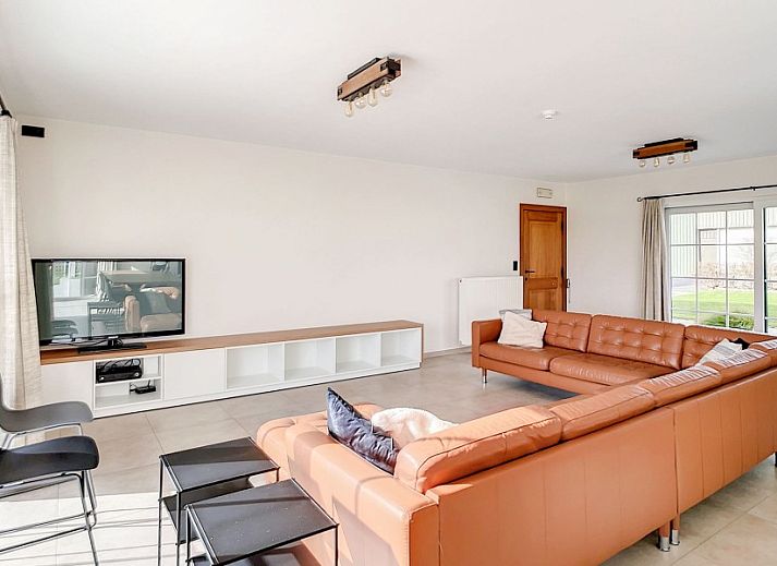 Hoeve Langhof vakantiehuis in De Haan, Belgie met een charmante binnenplaats en rustieke stenen muren.